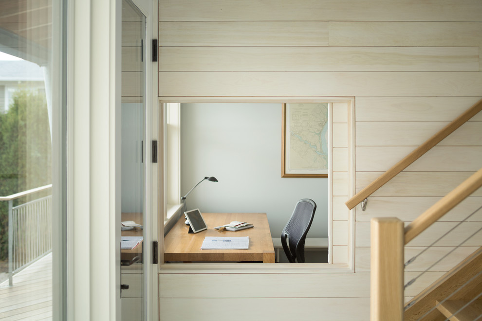 Идея дизайна: кабинет в морском стиле с синими стенами и отдельно стоящим рабочим столом