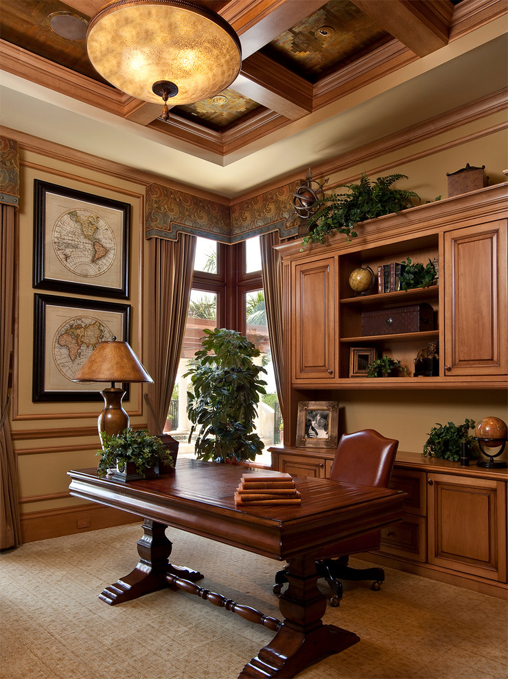 Diseño de despacho mediterráneo con paredes beige, moqueta, escritorio independiente y suelo beige