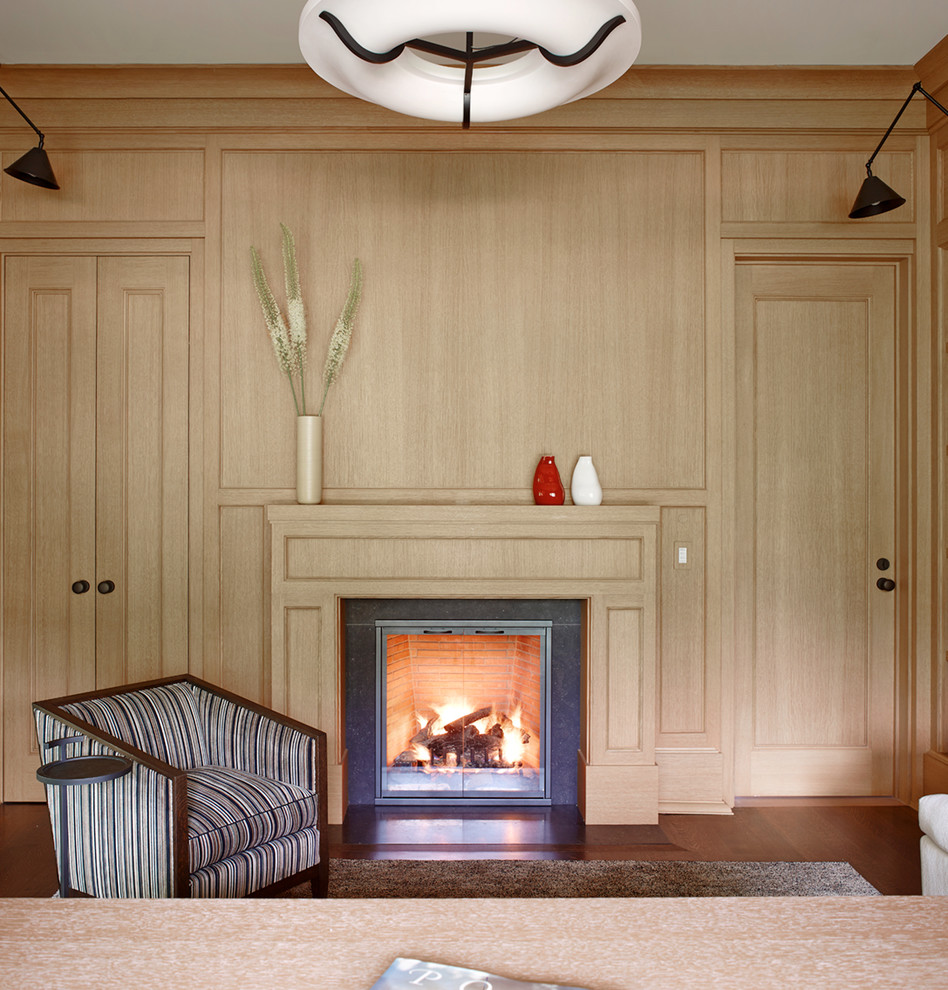 Inspiration pour un bureau traditionnel avec un sol en bois brun et une cheminée standard.
