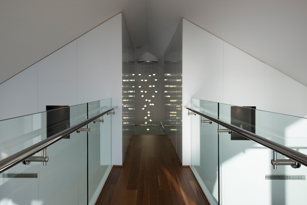 Geräumiges Modernes Nähzimmer mit weißer Wandfarbe, dunklem Holzboden, Einbau-Schreibtisch und braunem Boden in Perth