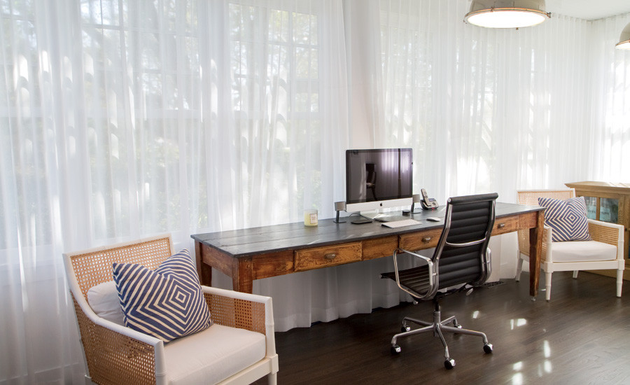 Geräumiges Maritimes Arbeitszimmer ohne Kamin mit Arbeitsplatz, weißer Wandfarbe, dunklem Holzboden und freistehendem Schreibtisch in New York