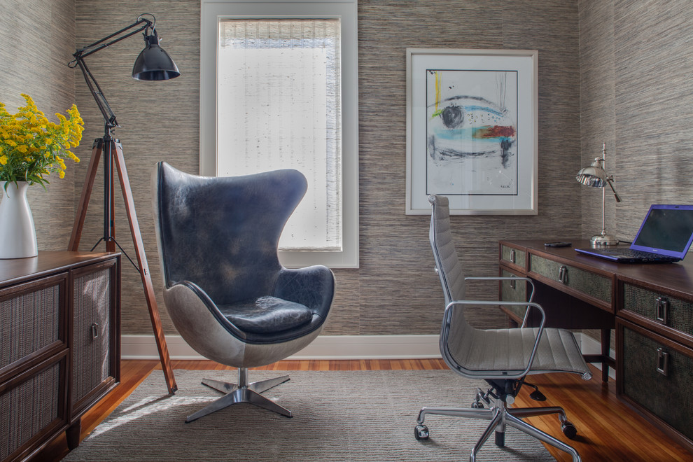 Imagen de despacho tradicional renovado con suelo de madera en tonos medios y escritorio independiente