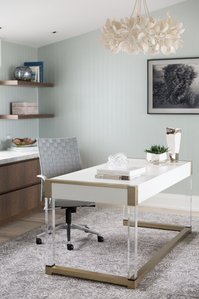 Aménagement d'un bureau bord de mer avec un mur gris, un sol en bois brun, un bureau indépendant, un sol marron, un plafond voûté et du papier peint.