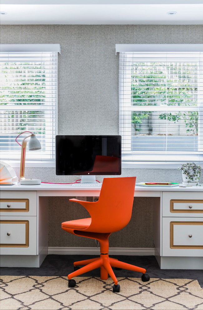 Foto de despacho costero con paredes grises, moqueta y escritorio empotrado