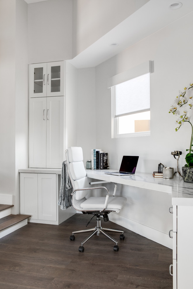 Kleines Maritimes Arbeitszimmer mit braunem Holzboden, Einbau-Schreibtisch, braunem Boden und grauer Wandfarbe in Los Angeles