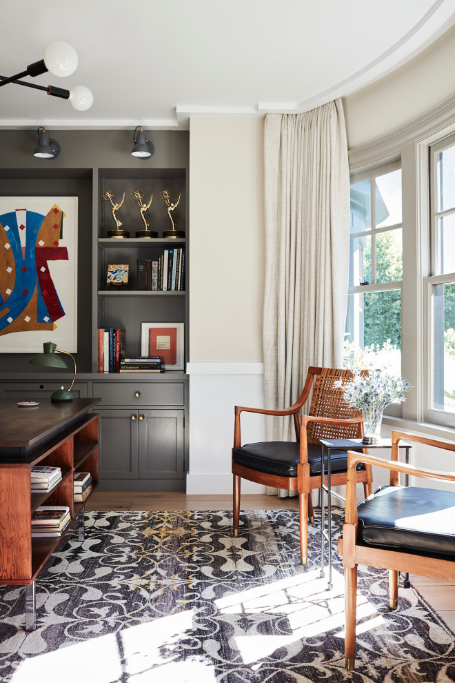 Idee per un ufficio stile marinaro con pareti beige, pavimento in legno massello medio, scrivania autoportante e pavimento marrone