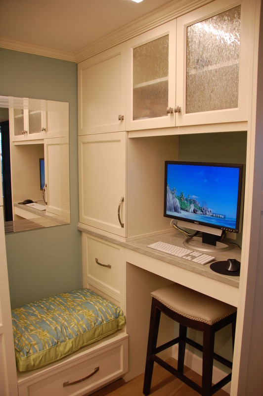 Kleines Modernes Arbeitszimmer mit blauer Wandfarbe, Porzellan-Bodenfliesen und Einbau-Schreibtisch in Tampa