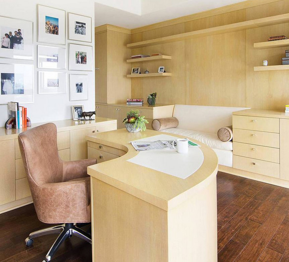 Идея дизайна: кабинет среднего размера в современном стиле с бежевыми стенами, темным паркетным полом и встроенным рабочим столом