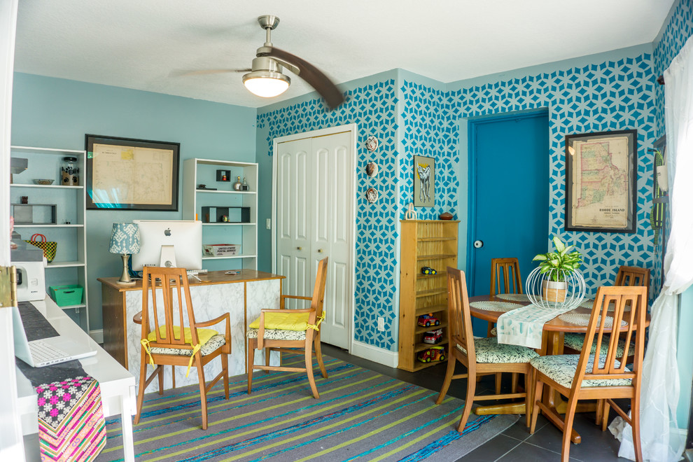 Foto di uno studio bohémian di medie dimensioni con pareti blu, pavimento in ardesia, nessun camino e scrivania autoportante