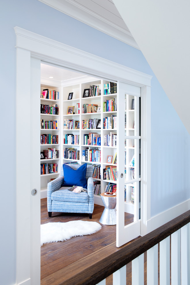 Mittelgroßes Maritimes Lesezimmer ohne Kamin mit blauer Wandfarbe, braunem Holzboden und braunem Boden in Vancouver