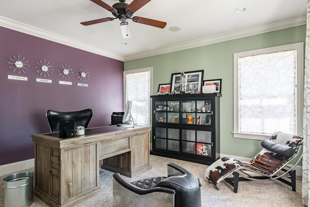 Ejemplo de despacho clásico renovado de tamaño medio con suelo beige, paredes multicolor, moqueta y escritorio independiente