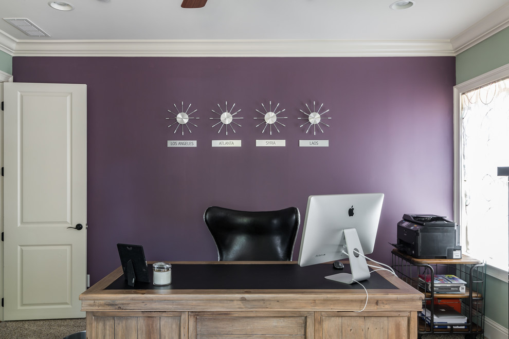 Ispirazione per un ufficio chic di medie dimensioni con pareti viola, moquette, scrivania autoportante e pavimento beige