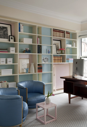 Modelo de despacho minimalista con paredes amarillas, moqueta y escritorio independiente
