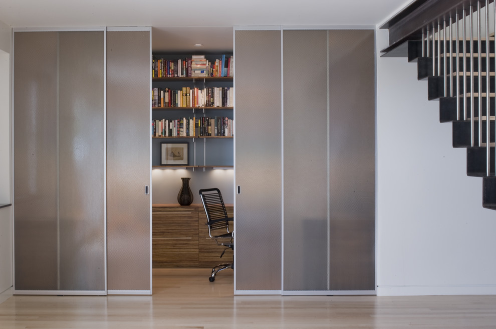 На фото: кабинет в стиле модернизм с серыми стенами и светлым паркетным полом