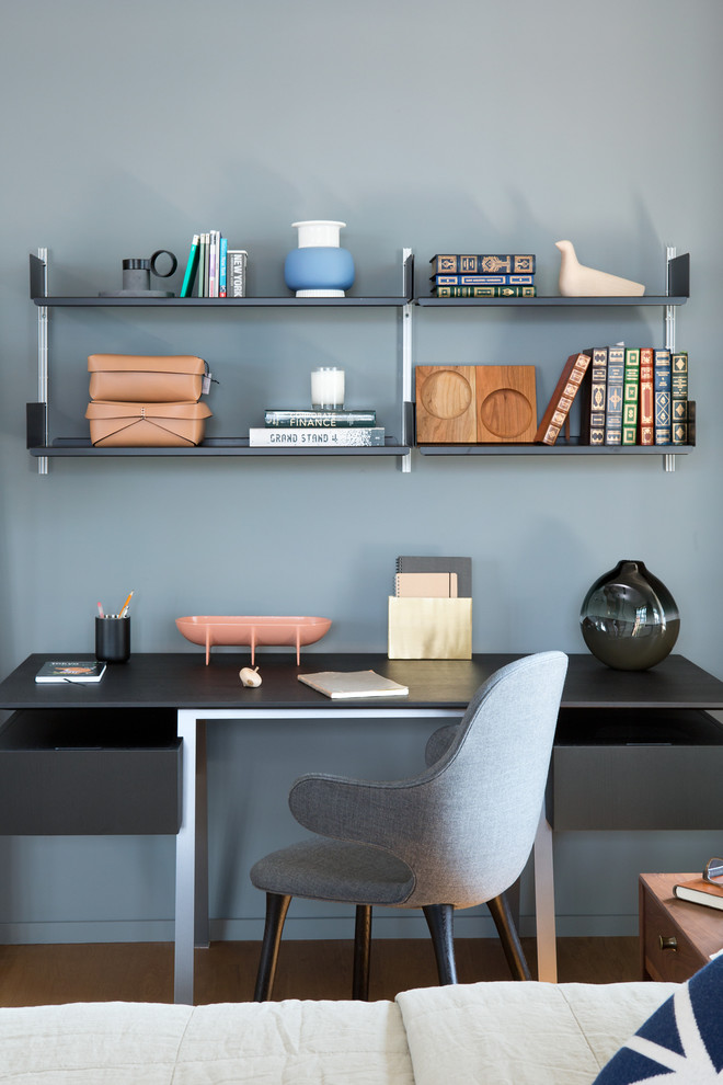 Foto di un piccolo ufficio minimal con pareti grigie, pavimento in legno massello medio, scrivania autoportante e nessun camino