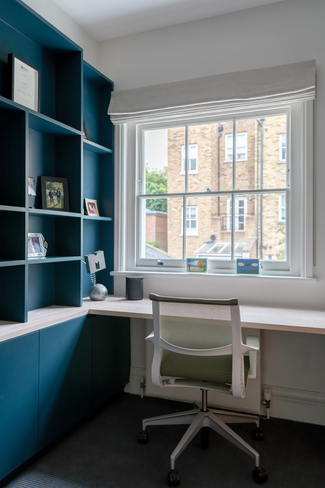 Idées déco pour un bureau contemporain avec un mur blanc, moquette, un bureau intégré et un sol noir.