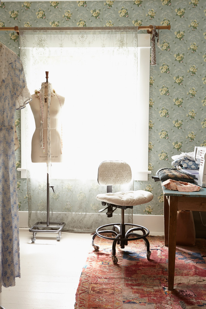 Idéer för små shabby chic-inspirerade hemmastudior, med blå väggar och ett fristående skrivbord