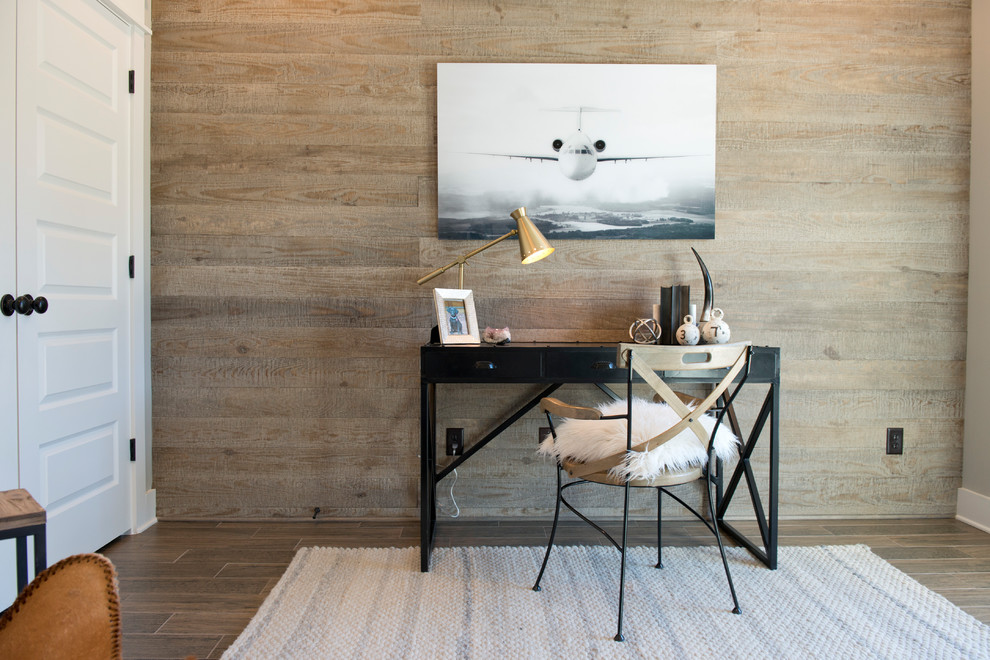 Ispirazione per uno studio tradizionale con parquet chiaro, scrivania autoportante, pavimento beige e pareti marroni