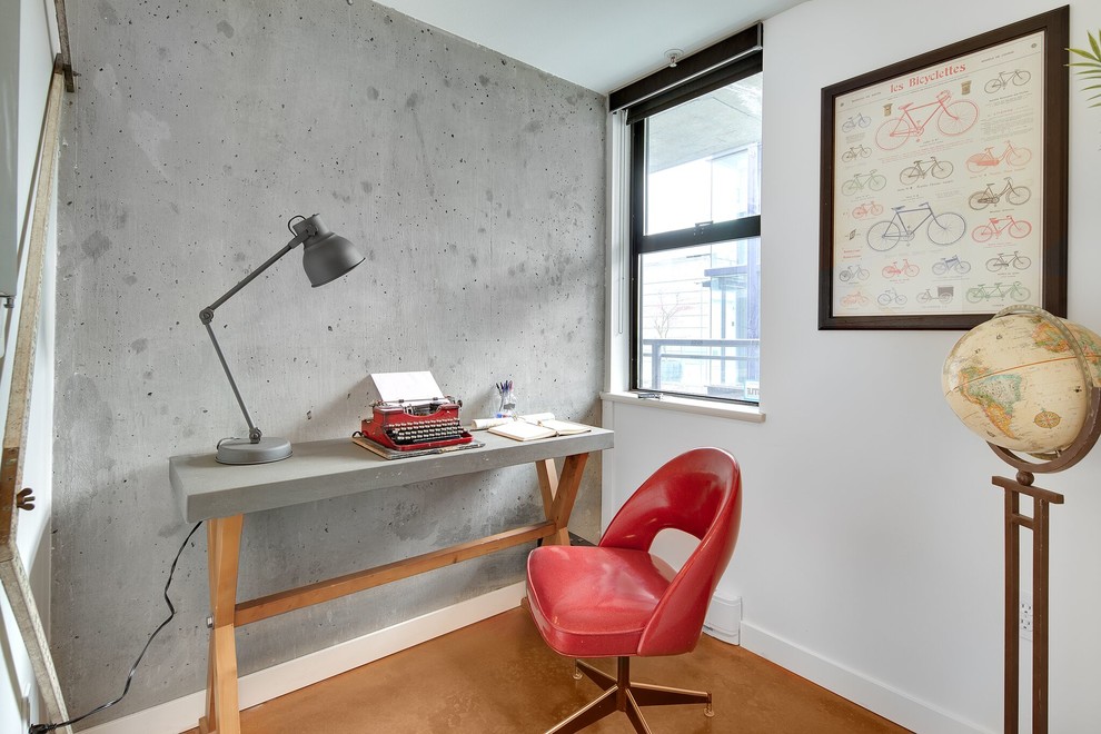 Bild på ett industriellt arbetsrum, med grå väggar och ett fristående skrivbord