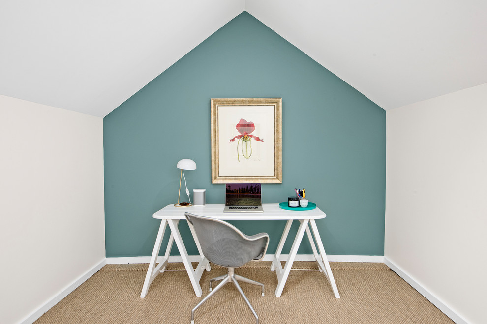 Immagine di uno studio con pareti verdi, moquette, nessun camino, scrivania autoportante e pavimento beige
