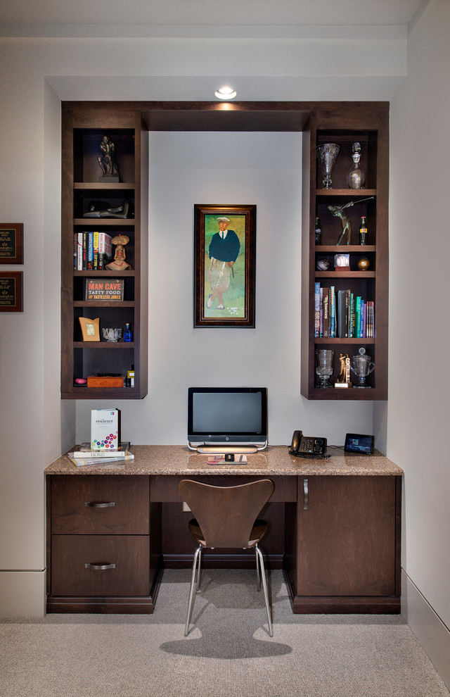 Exempel på ett litet modernt arbetsrum, med ett inbyggt skrivbord