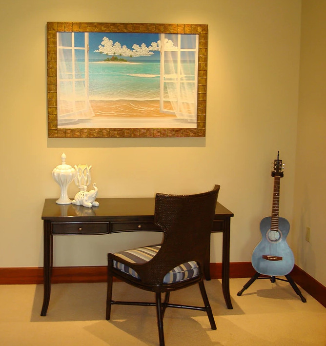 Immagine di un piccolo ufficio tropicale con pareti beige, moquette, nessun camino, scrivania autoportante e pavimento beige