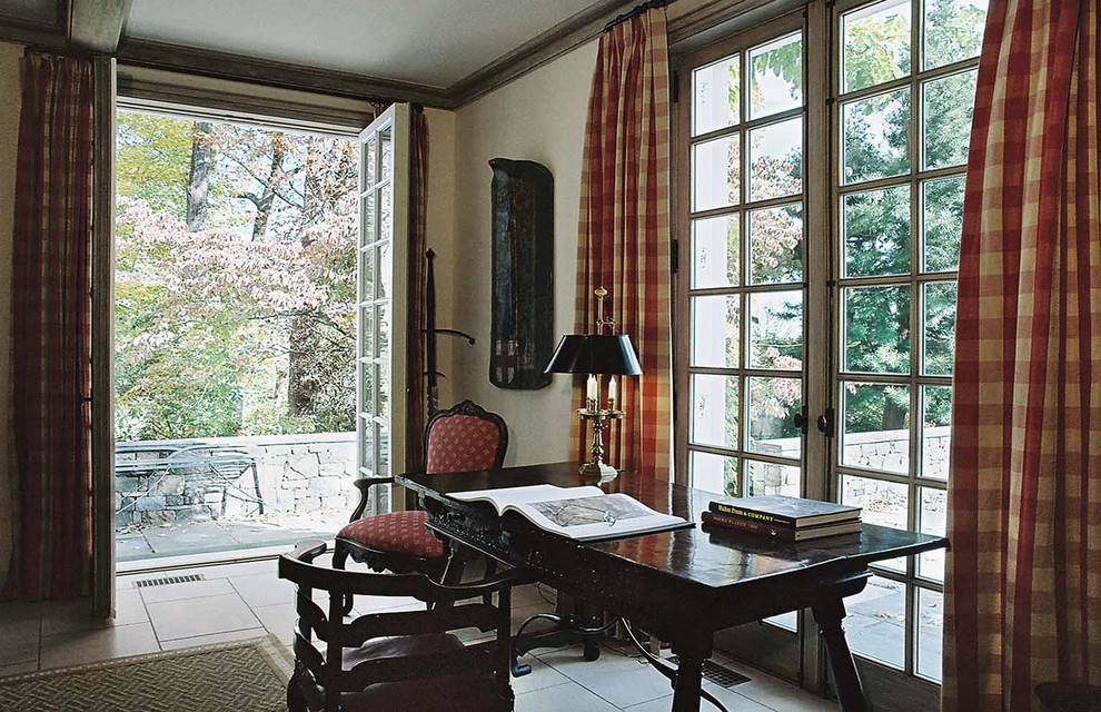 Klassisk inredning av ett arbetsrum, med beige väggar och ett fristående skrivbord