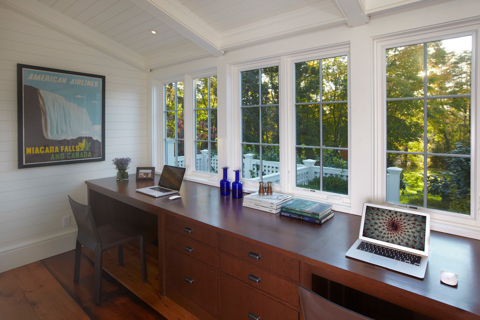 Ejemplo de despacho tradicional renovado de tamaño medio sin chimenea con paredes blancas, suelo de madera en tonos medios y escritorio empotrado