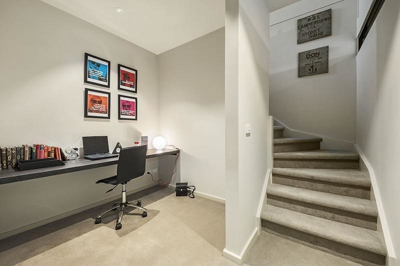 Kleines Modernes Arbeitszimmer ohne Kamin mit Arbeitsplatz, weißer Wandfarbe, Teppichboden und Einbau-Schreibtisch in Melbourne