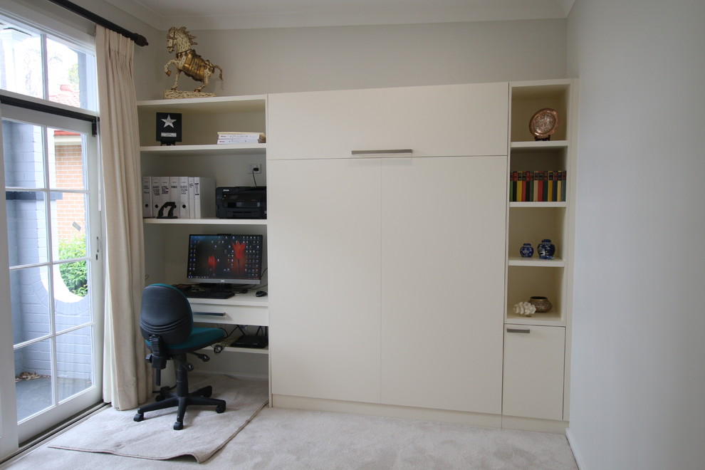 Idée de décoration pour un bureau tradition de taille moyenne avec un mur gris, moquette, aucune cheminée, un bureau intégré et un sol gris.