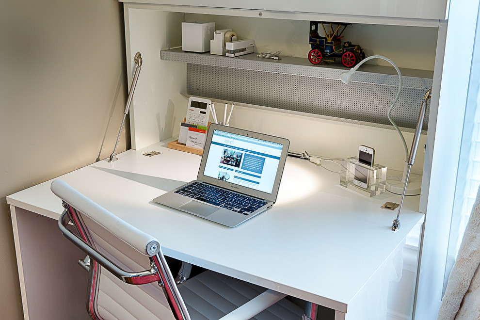 Exemple d'un petit bureau moderne avec un mur beige, un sol en bois brun, aucune cheminée et un bureau indépendant.
