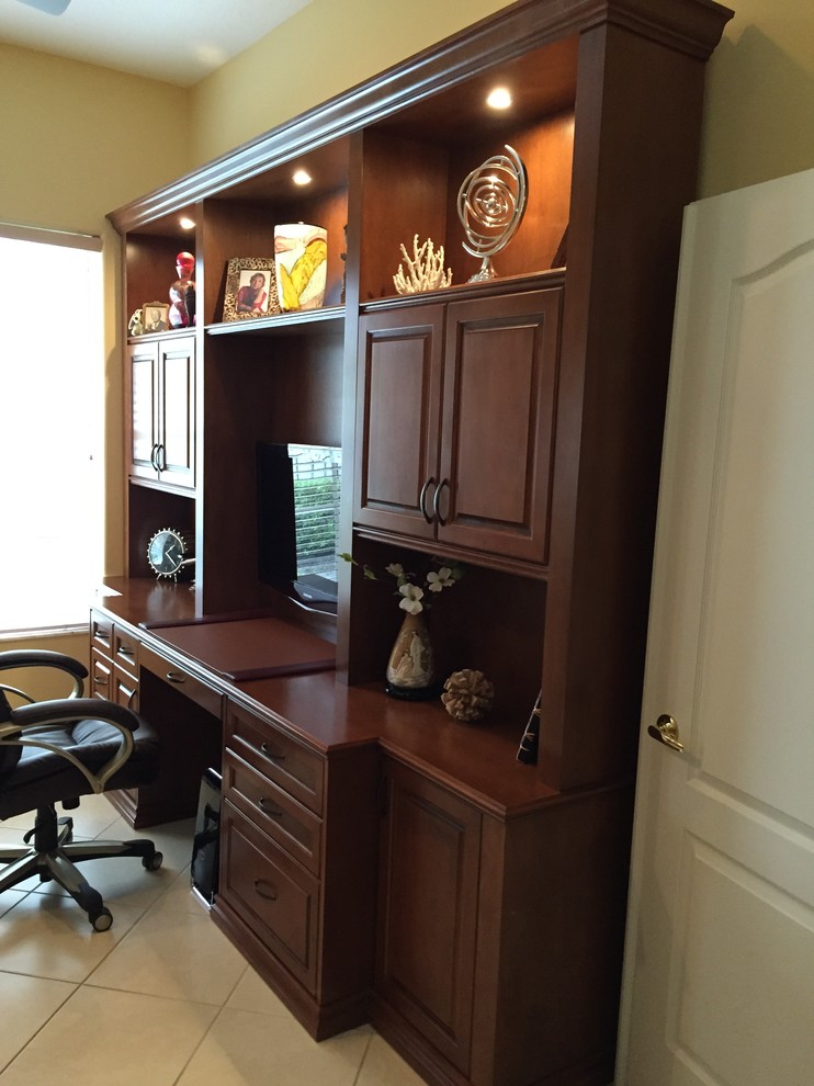 Mittelgroßes Klassisches Arbeitszimmer mit Arbeitsplatz, beiger Wandfarbe, Keramikboden und Einbau-Schreibtisch in Miami