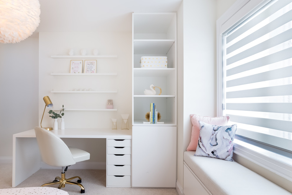 Foto de despacho contemporáneo sin chimenea con paredes blancas, moqueta, escritorio empotrado y suelo beige