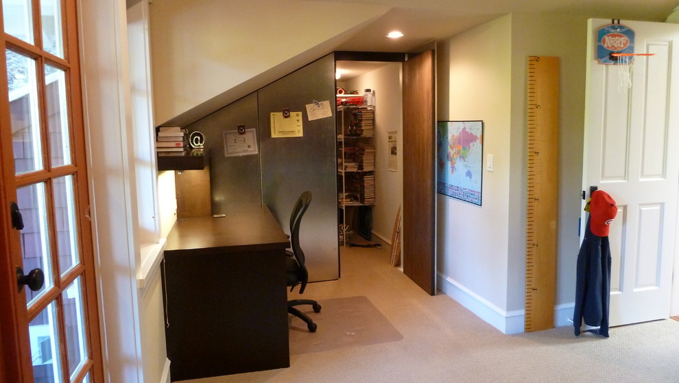 Mittelgroßes Uriges Arbeitszimmer mit Arbeitsplatz, beiger Wandfarbe, Teppichboden und freistehendem Schreibtisch in Vancouver