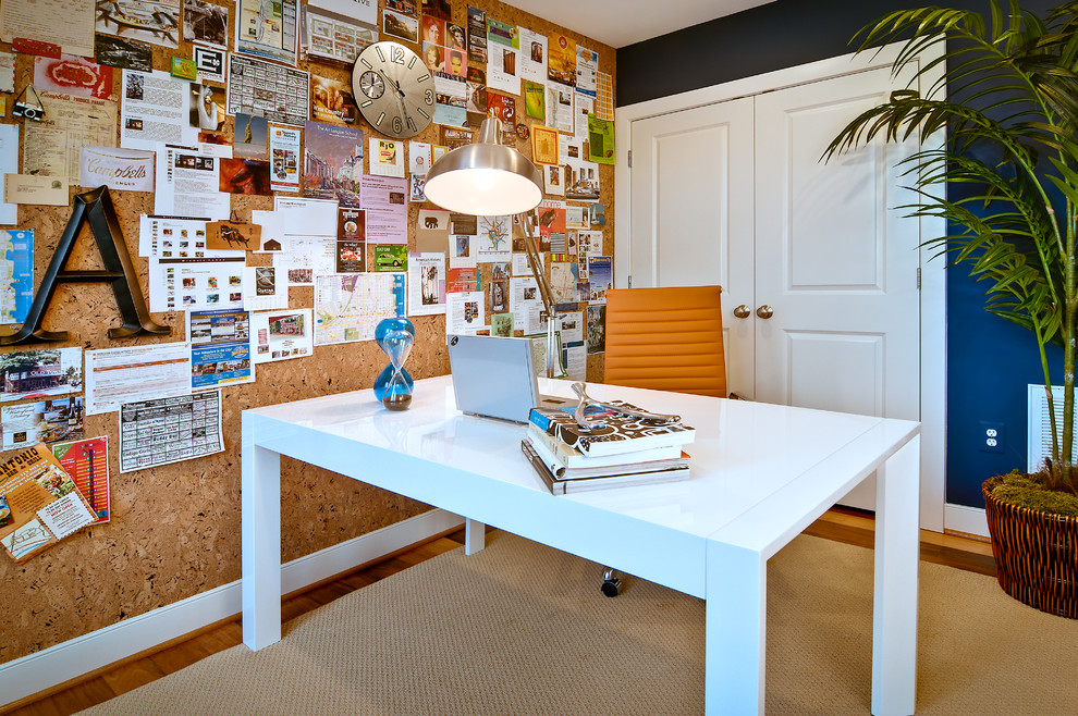 Modernes Arbeitszimmer mit blauer Wandfarbe, braunem Holzboden und freistehendem Schreibtisch in Washington, D.C.