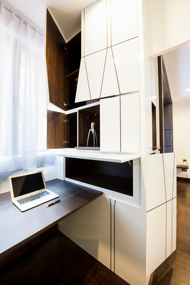 Modernes Arbeitszimmer ohne Kamin mit weißer Wandfarbe, dunklem Holzboden, Arbeitsplatz und Einbau-Schreibtisch in Singapur