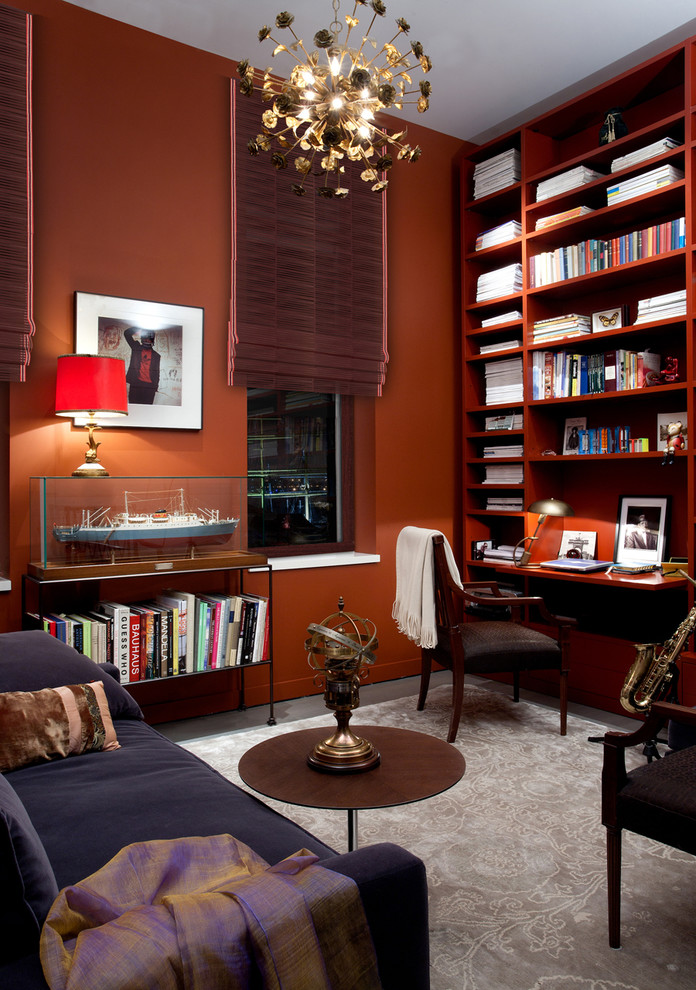 ニューヨークにあるトランジショナルスタイルのおしゃれな書斎 (オレンジの壁、造り付け机) の写真