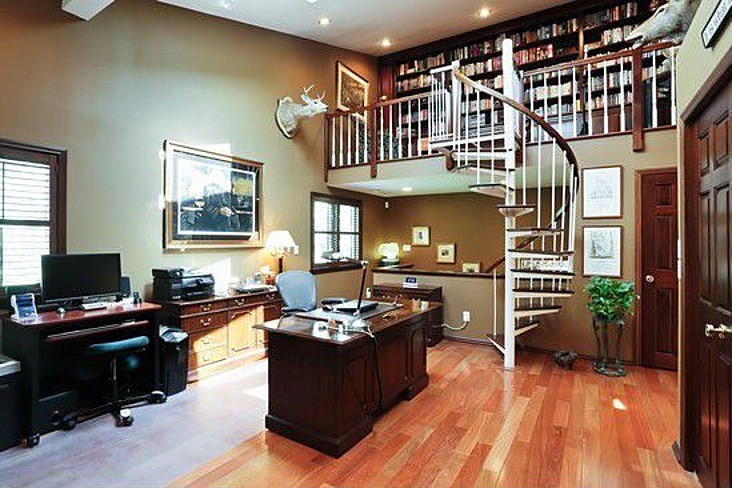 Ejemplo de despacho tradicional grande sin chimenea con paredes beige y escritorio independiente