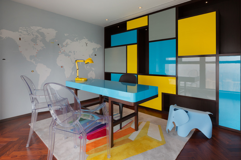 На фото: кабинет среднего размера в современном стиле с разноцветными стенами, паркетным полом среднего тона и отдельно стоящим рабочим столом с