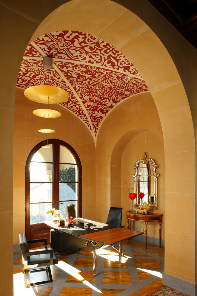 Пример оригинального дизайна: кабинет в средиземноморском стиле с белыми стенами и отдельно стоящим рабочим столом