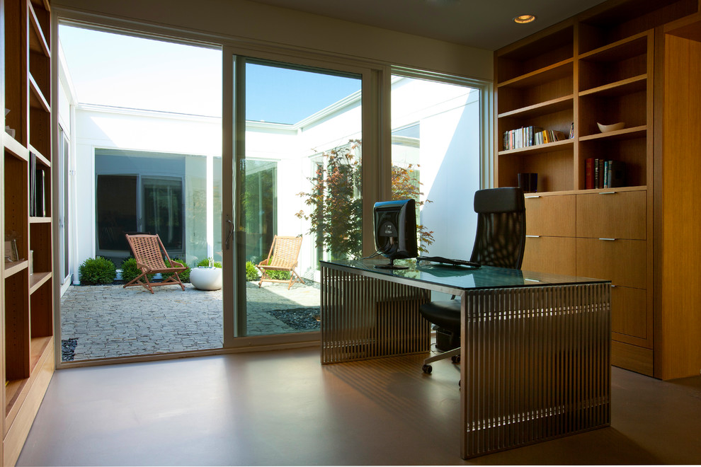 Cette image montre un bureau minimaliste avec sol en béton ciré.