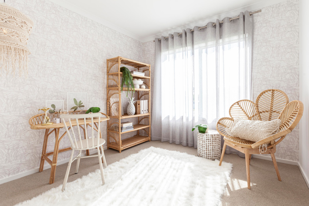Diseño de despacho tropical de tamaño medio con paredes beige, moqueta, escritorio independiente, suelo beige y papel pintado