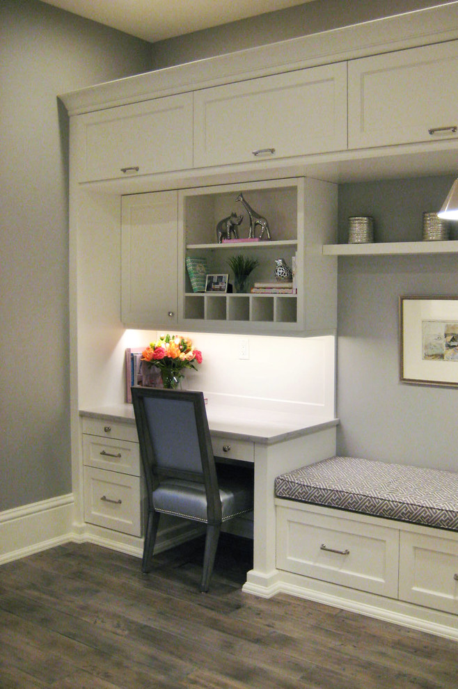 Стильный дизайн: маленький кабинет в стиле неоклассика (современная классика) с серыми стенами, паркетным полом среднего тона, встроенным рабочим столом и серым полом без камина для на участке и в саду - последний тренд