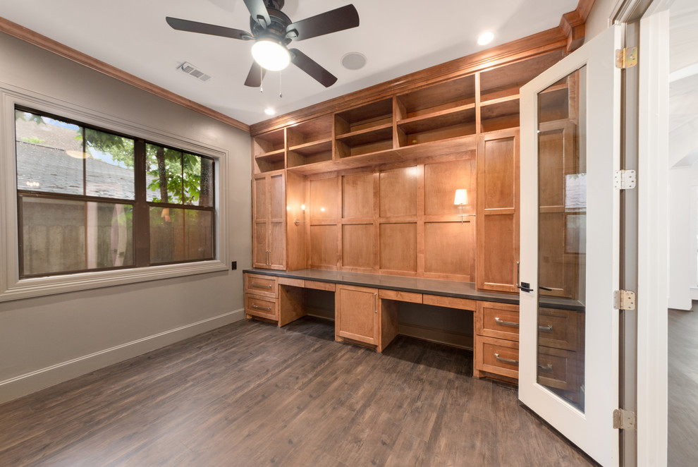 Mittelgroßes Klassisches Arbeitszimmer ohne Kamin mit Arbeitsplatz, beiger Wandfarbe, Laminat, Einbau-Schreibtisch und braunem Boden in Houston