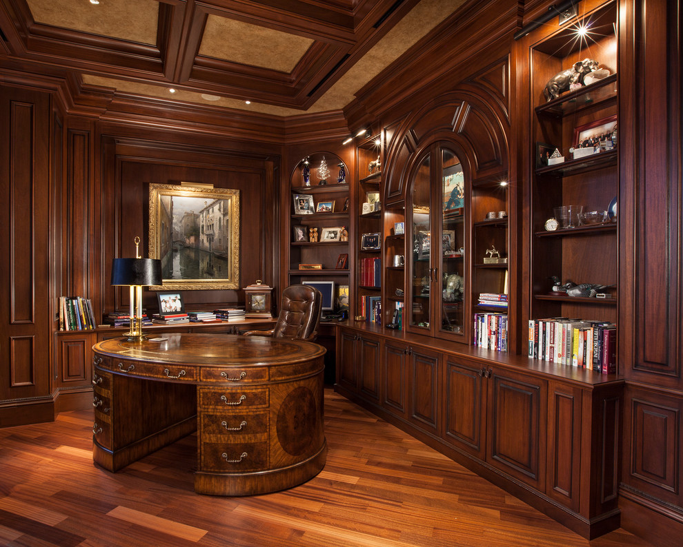 Immagine di un ufficio classico con pareti marroni, pavimento in legno massello medio e scrivania autoportante