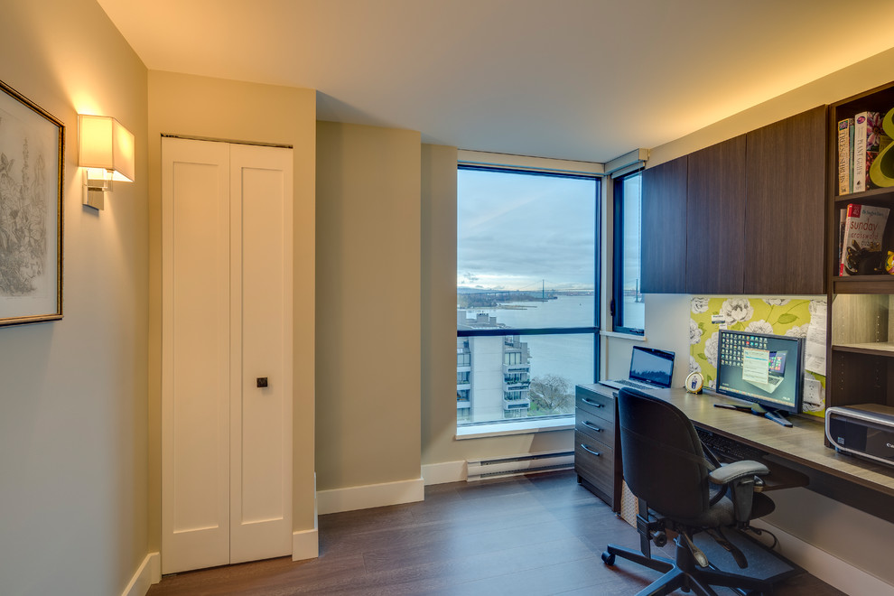 Idee per un ufficio minimal di medie dimensioni con pareti beige, pavimento in legno massello medio, nessun camino e scrivania incassata