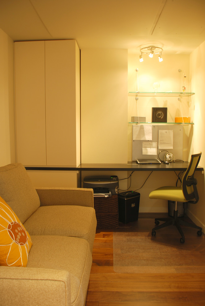 Esempio di un ufficio tradizionale con pareti beige, pavimento in legno massello medio e scrivania incassata