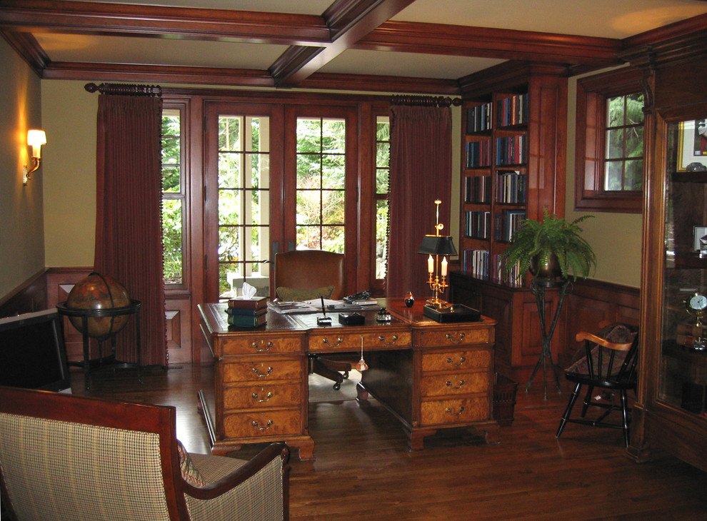 Idéer för stora vintage hemmabibliotek, med beige väggar, mörkt trägolv och ett fristående skrivbord