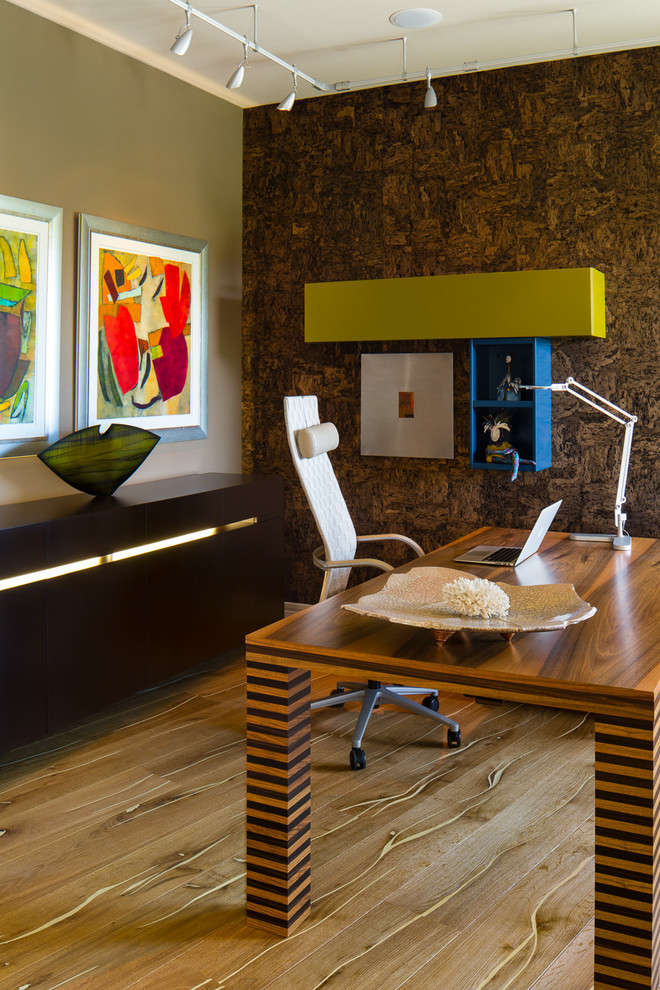 Ejemplo de despacho contemporáneo con paredes verdes, suelo de madera clara y escritorio independiente
