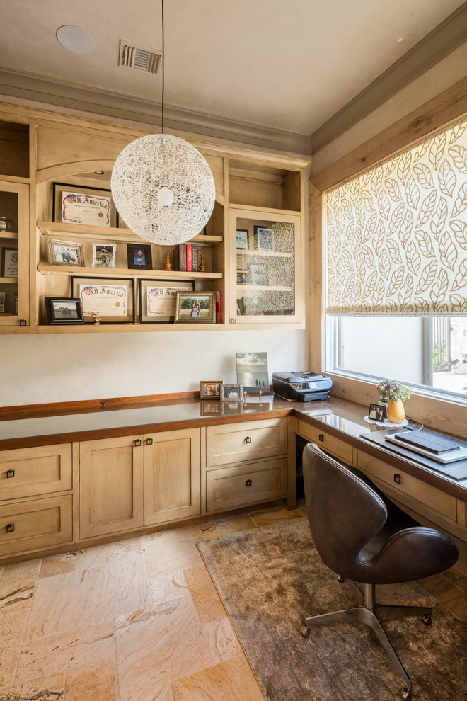 Idéer för att renovera ett mellanstort vintage arbetsrum, med beige väggar, travertin golv och ett inbyggt skrivbord